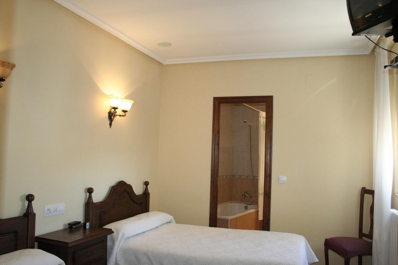 Hostal Restaurante Raton Paredes de Nava Eksteriør bilde